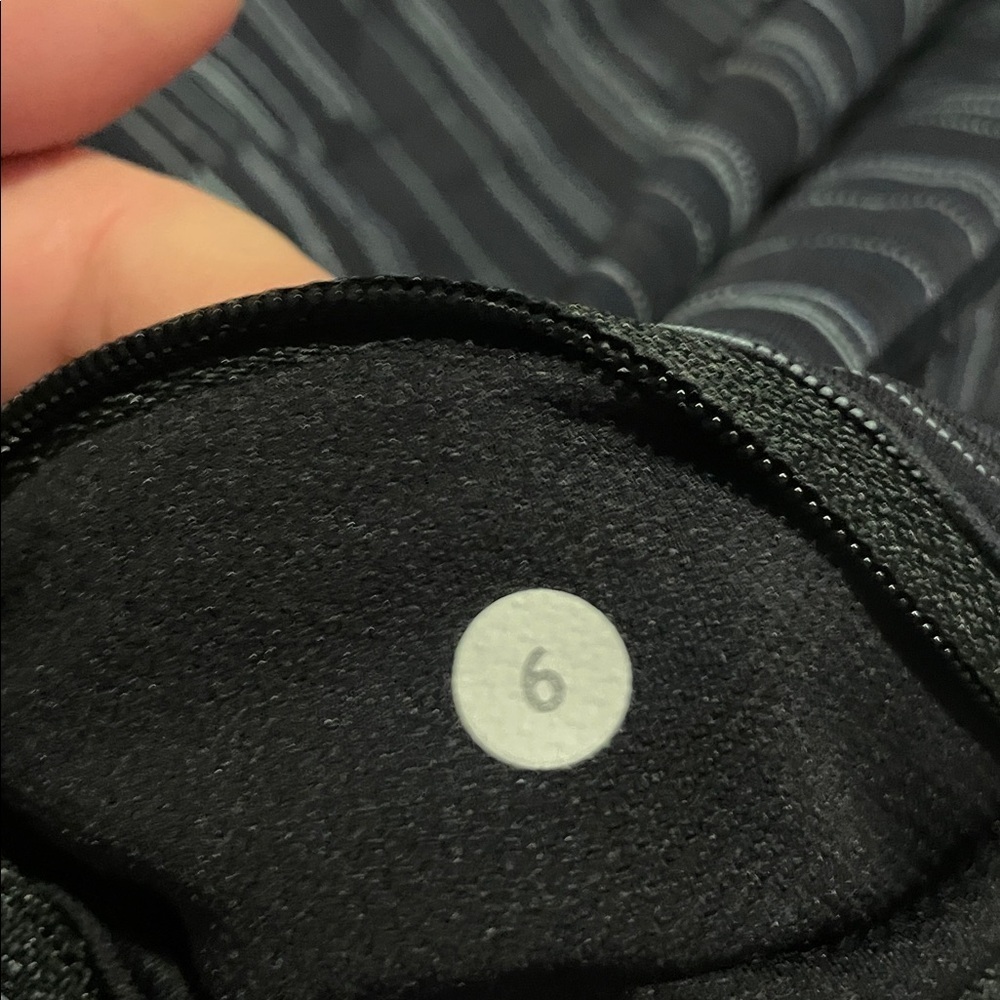 Women's Lululemon tights size 6 and perfect condition - Picture 5 of 5